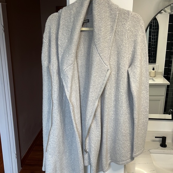 Long Fit size M, zip up collared sweater - Picture 2 of 4